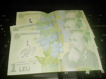 Leul s-a depreciat marţi faţă de euro, franc şi dolar